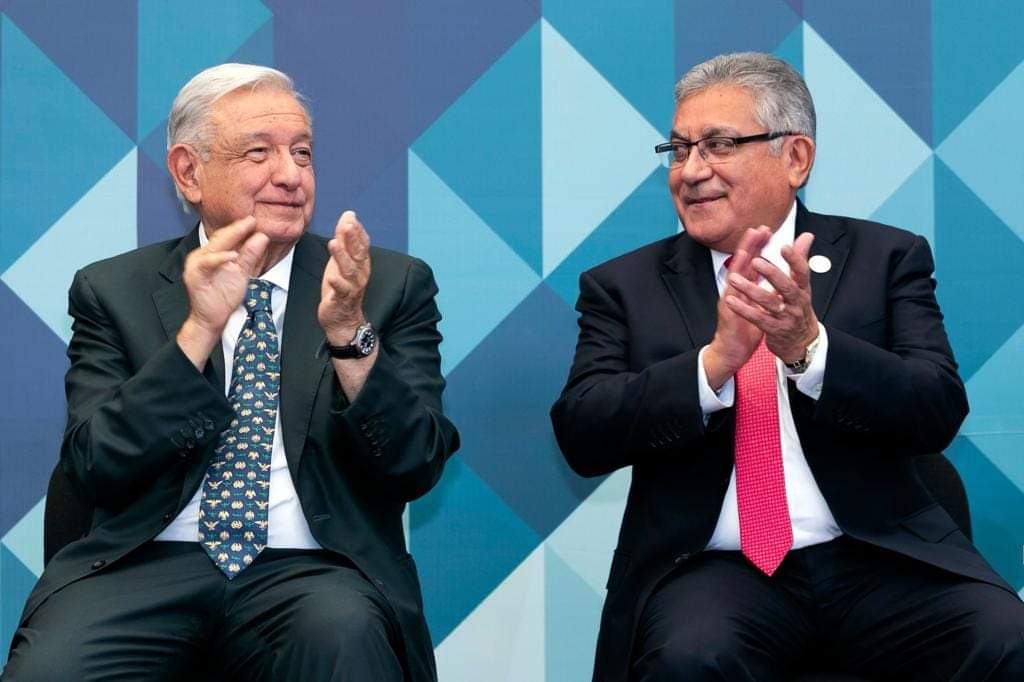 snteseccion32's tweet photo. El #SNTE 📚 encabezado por el Mtro. Alfonso Cepeda Salas, felicita al Presidente @lopezobrador_ @GobiernoMX 🇲🇽 por #5AñosDeGobierno con prosperidad✔️ legalidad✔️ justicia✔️ equidad✔️ y bienestar...

Ver desplegado 👇👇👇👇
https://t.co/HDEJI8aWlx

#SNTE32 #EquipoPolítico https://t.co/LnGjVShzSw