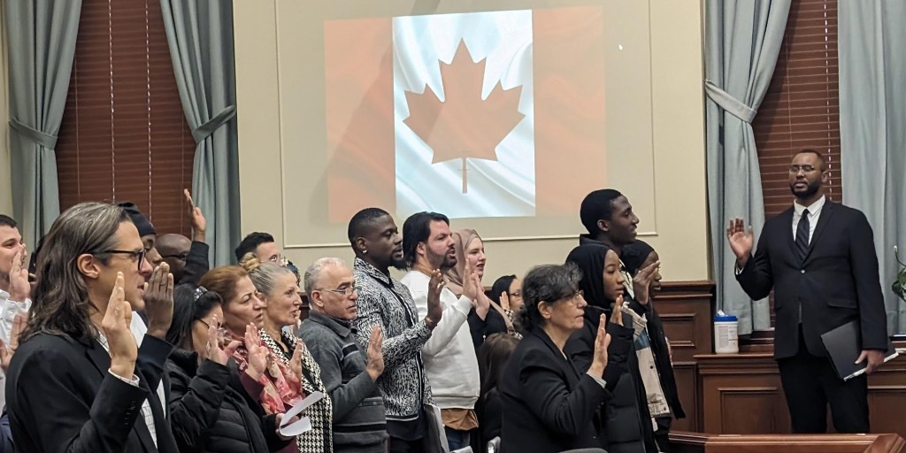 CitImmCanFR's tweet photo. Aujourd’hui, le ministre Miller a accueilli 34 #NouveauxCanadiens de 14 pays différents lors d’une cérémonie de citoyenneté à Sherbrooke, au Québec. Félicitations à tous ceux qui dont devenus citoyens canadiens ! 🍁 🙌🏽 #MaCitoyenneté https://t.co/GcRzulGHvV