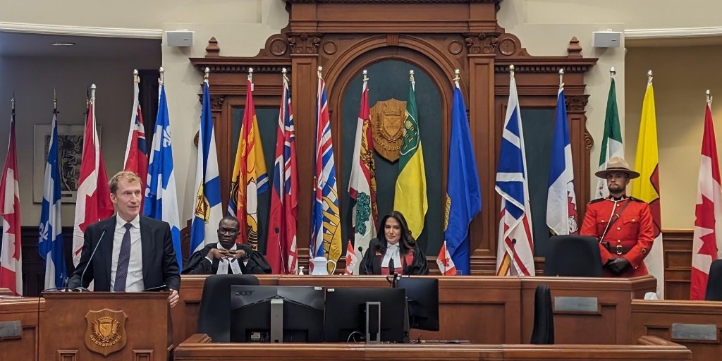CitImmCanFR's tweet photo. Aujourd’hui, le ministre Miller a accueilli 34 #NouveauxCanadiens de 14 pays différents lors d’une cérémonie de citoyenneté à Sherbrooke, au Québec. Félicitations à tous ceux qui dont devenus citoyens canadiens ! 🍁 🙌🏽 #MaCitoyenneté https://t.co/GcRzulGHvV