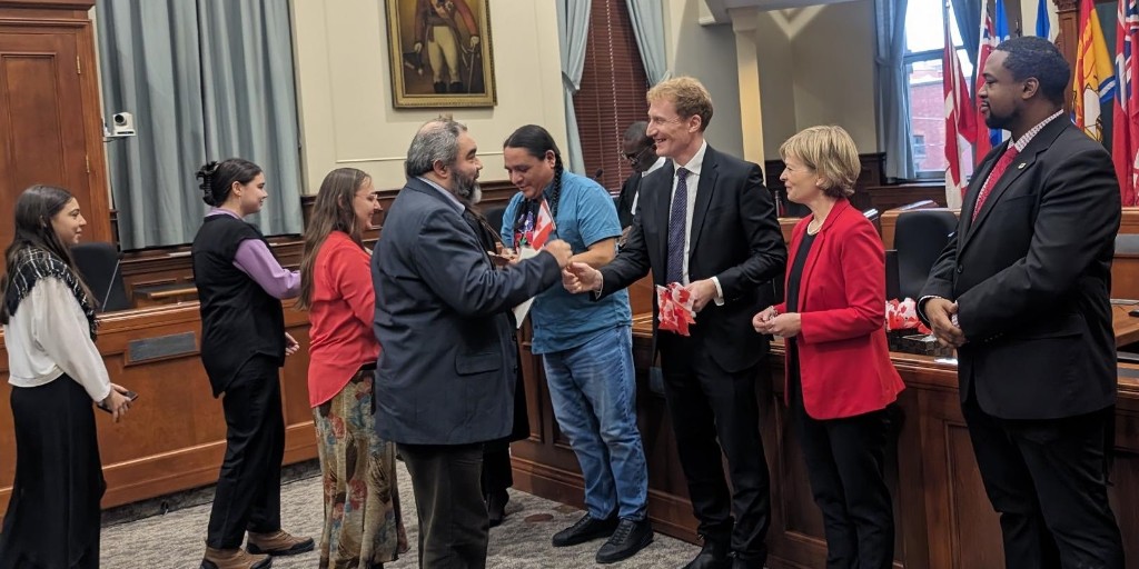 CitImmCanFR's tweet photo. Aujourd’hui, le ministre Miller a accueilli 34 #NouveauxCanadiens de 14 pays différents lors d’une cérémonie de citoyenneté à Sherbrooke, au Québec. Félicitations à tous ceux qui dont devenus citoyens canadiens ! 🍁 🙌🏽 #MaCitoyenneté https://t.co/GcRzulGHvV