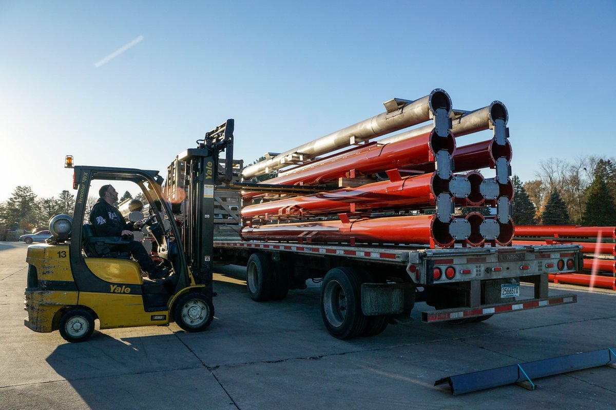 Universal1906's tweet photo. 🚚 Precision Matters! When shipping our finished units to our valued customers, every detail counts. Loading with precision ensures safe and on-time delivery, protecting our products and your satisfaction. #shipping  #customersatisfaction #agequipment #grainhandling  #unitube 📦 https://t.co/DEhp8FQQTe