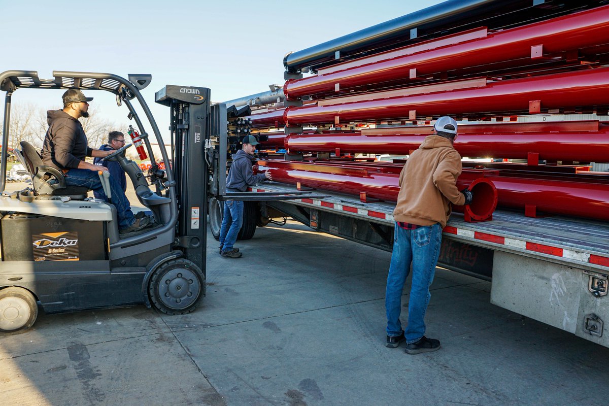 Universal1906's tweet photo. 🚚 Precision Matters! When shipping our finished units to our valued customers, every detail counts. Loading with precision ensures safe and on-time delivery, protecting our products and your satisfaction. #shipping  #customersatisfaction #agequipment #grainhandling  #unitube 📦 https://t.co/DEhp8FQQTe