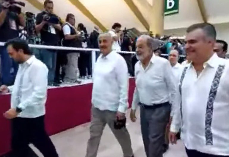 cmmerino's tweet photo. Me siento honrado y orgulloso de haber acompañado al presidente @lopezobrador_ a la inauguración del #AIFCP, que fortalece la conectividad aérea. El #AIFCP será un motor de crecimiento y desarrollo para el Sur-Sureste, y es el símbolo de la esperanza y el cambio. https://t.co/QW4Yl6iE8S