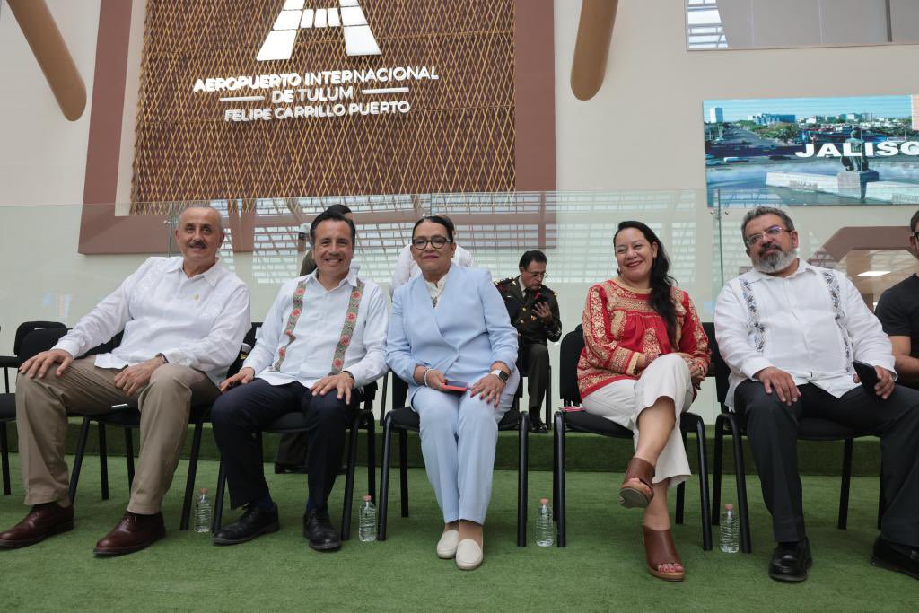 cmmerino's tweet photo. Me siento honrado y orgulloso de haber acompañado al presidente @lopezobrador_ a la inauguración del #AIFCP, que fortalece la conectividad aérea. El #AIFCP será un motor de crecimiento y desarrollo para el Sur-Sureste, y es el símbolo de la esperanza y el cambio. https://t.co/QW4Yl6iE8S