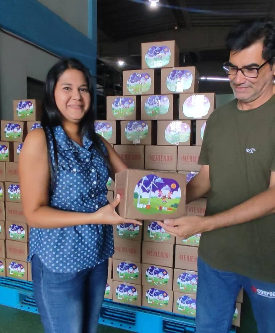 CORPOELECBAR_'s tweet image. En el estado #Barinas #Asoelec entregó un total de 517 Kits de Meriendas a los hijos de la fuerza trabajadora del sector eléctrico, gracias a la iniciativa del @mppeevzla, con el objetivo de brindar deliciosos alimentos a los pequeños.