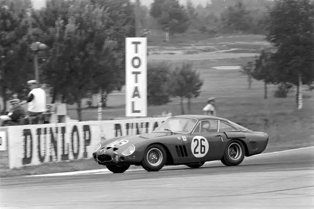 juanjoabsolut's tweet photo. Dรญa 336 del #LeMansCentenary y cumple aรฑos una leyenda, #DavidPiper, con muchas participaciones en las #LeMans24. Aquรญ en 1963, 6ยบ con un Ferrari 250 GTO, junto a Masten Gregory @historacing @VicarioMartin @LM__ @horacio_porta @Jose_ArmandoGH https://t.co/yBnuLUh0oN