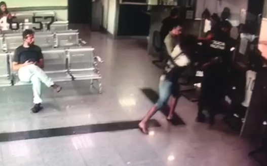 Metropoles's tweet photo. ⚠️ CENAS FORTES ⚠️

Vídeo chocante mostra homem esfaqueando PM dentro de delegacia do DF

O caso ocorreu dentro da 5ª Delegacia de Polícia (Asa Norte), nesta sexta-feira (1º/12). Ainda não se sabe o motivo do ataque

Leia na coluna de @mirelle_ap e @carloscarone78: https://t.co/SIsE5hyzJ2