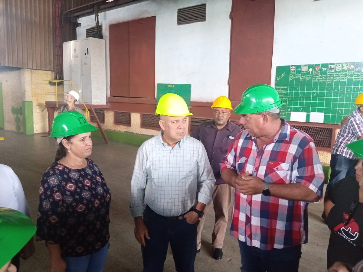 DrRobertoMOjeda's tweet photo. Recorrimos la empresa agroindustrial azucarera "Antonio Sánchez" en #AguadaDePasajeros #Cienfuegos. Lista para iniciar la Zafra. El compromiso de sus trabajadores es cumplir el plan de azúcar y derivados con eficiencia. Éxitos #Cuba #UnidosXCuba https://t.co/lw6dX0v1wD
