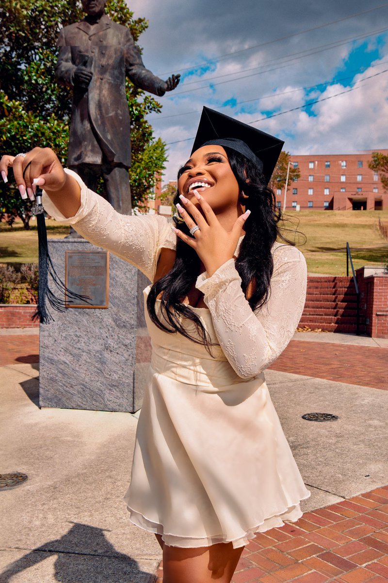 currentsunshine's tweet image. I’m finally walking across that stage yall 🥹🐾♥️ #AAMU23