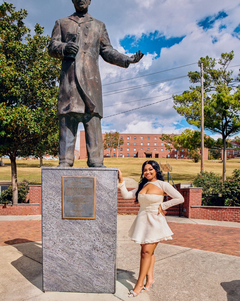currentsunshine's tweet image. I’m finally walking across that stage yall 🥹🐾♥️ #AAMU23