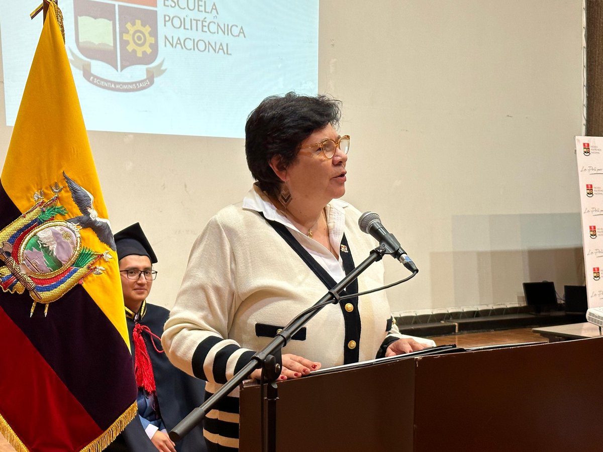 EPNEcuador's tweet photo. 🎓#GradosEPN | La Dra. @FlorinellaM, rectora de la #EPN, hace la toma de promesa legal de los 117 nuevos profesionales.
#OrgulloPolitécnico🦉 https://t.co/MKAik0FnMI