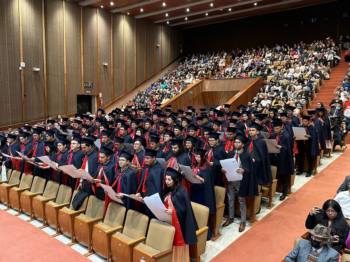EPNEcuador's tweet photo. 🎓#GradosEPN | La Dra. @FlorinellaM, rectora de la #EPN, hace la toma de promesa legal de los 117 nuevos profesionales.
#OrgulloPolitécnico🦉 https://t.co/MKAik0FnMI
