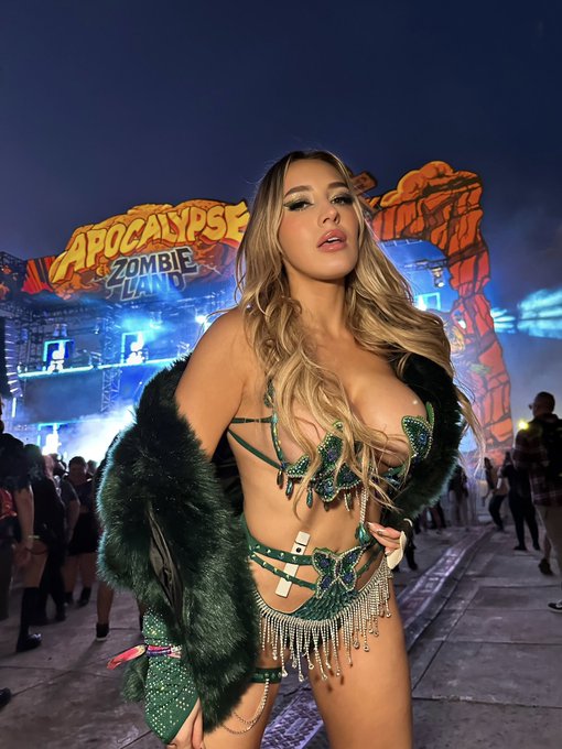 The top is holding on for dear life https://t.co/E25Axr5BXn