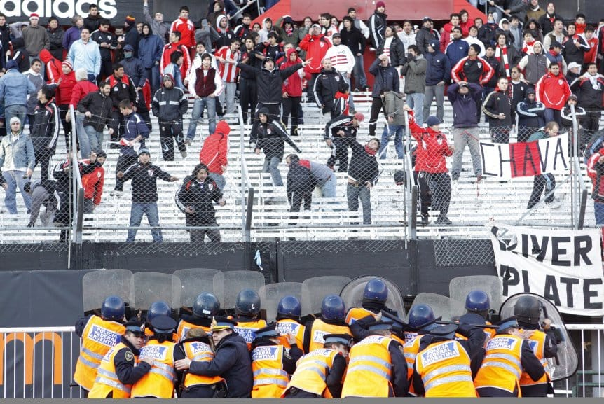 Volve10Riquelme's tweet photo. Mira como rompen butacas los hinchas de Colón https://t.co/gEhgAxTN2B