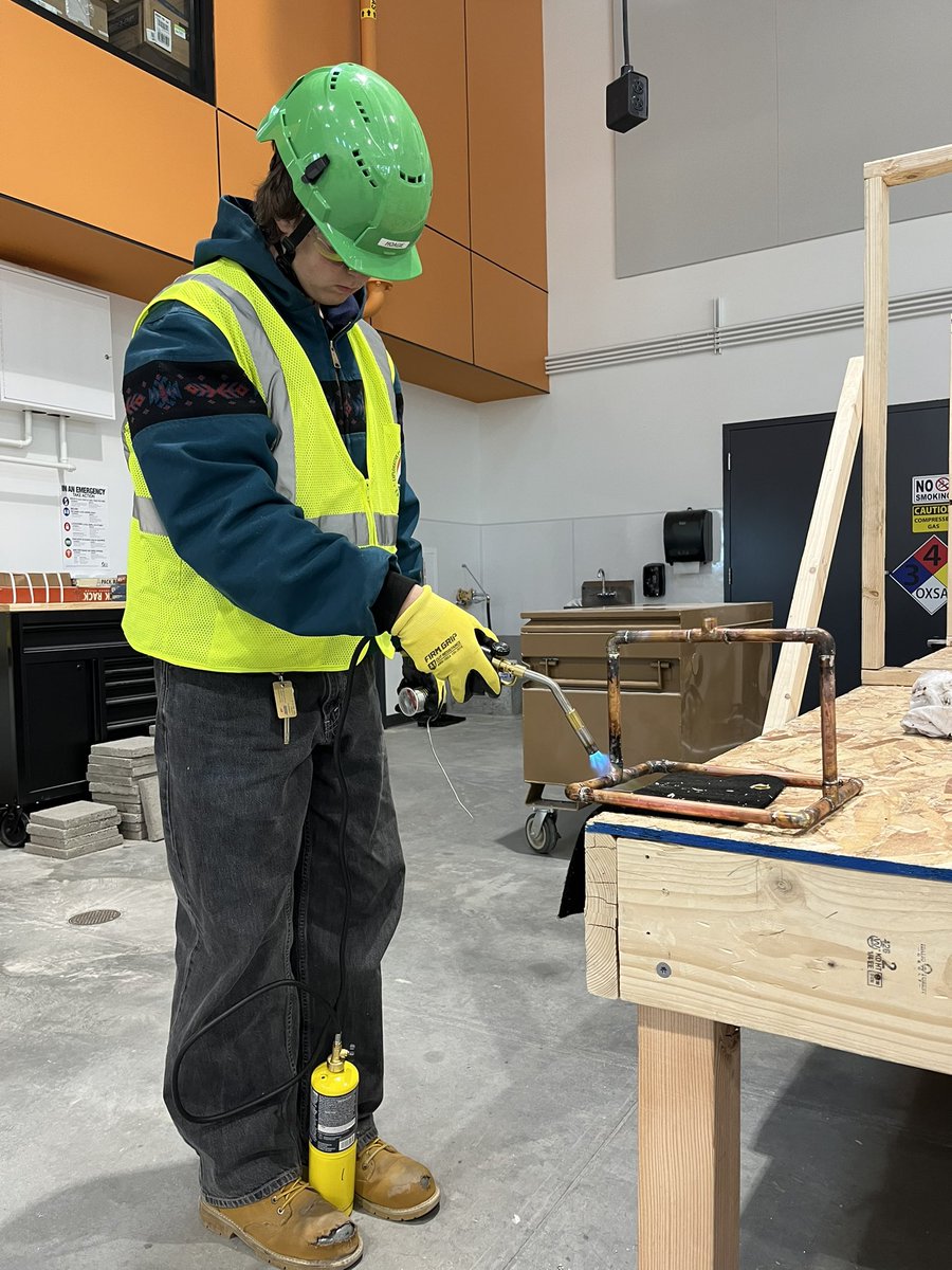 EPICCampusLPS's tweet image. Construction trades students working on  residential plumbing learning about sweating copper. Students learned torch safety, cost of materials, fire retardant safety measures, and pride in their work. #futureconstructionleaders #handsonlearning #itsEPIC #youbelonghere