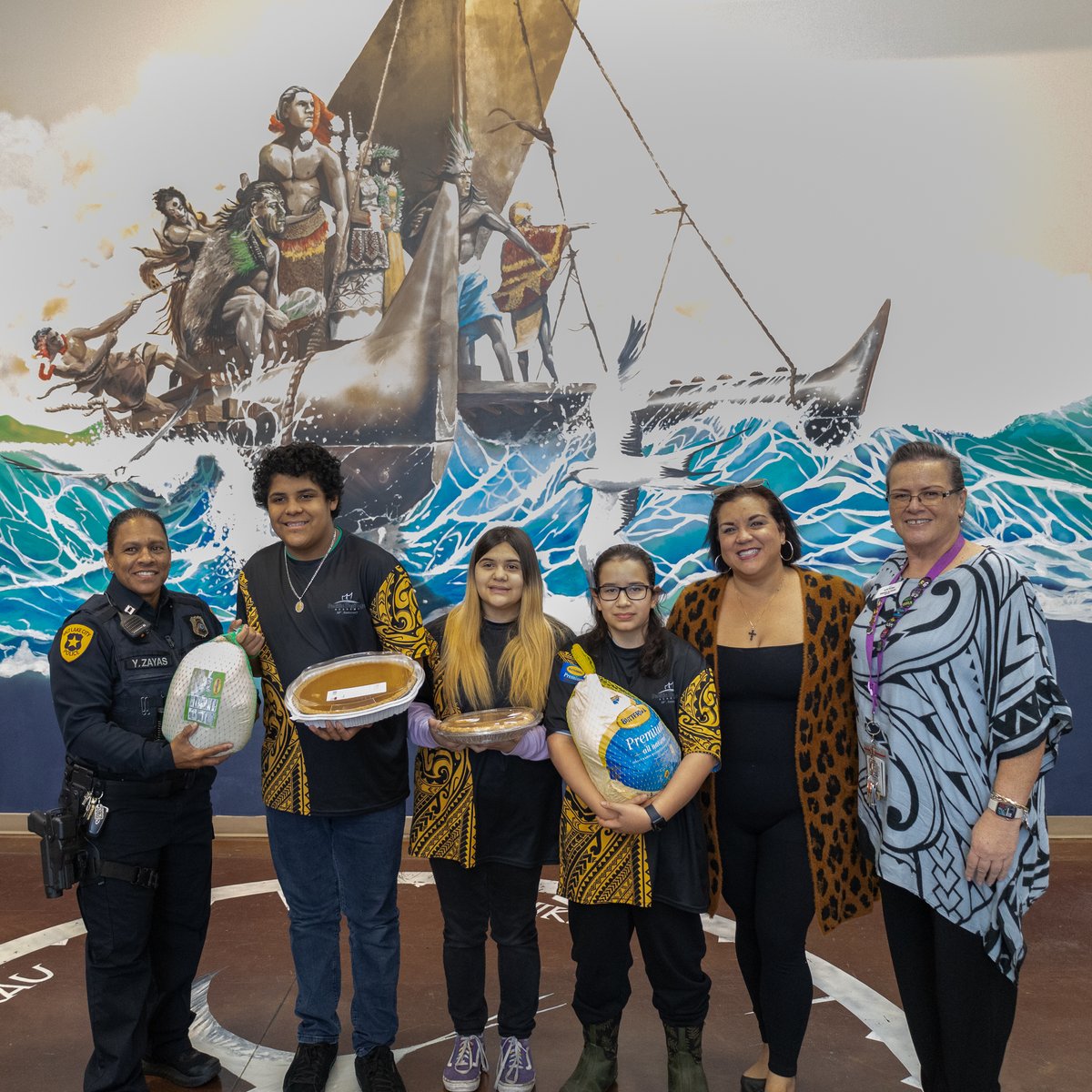 slcCouncil's tweet photo. 🥧 Council Member Victoria Petro and @SLCPD’s Captain Yvette Zayas donated Thanksgiving turkeys and pies to the Pacific Heritage Academy (@PHLearning ) for students in need.

🥧 La Concejal Victoria Petro y la Capitana Yvette Zayas de @SLCPD donaron pavos y tartas de Acción de Gracias a la Academia Pacific Heritage (@PHLearning ) para estudiantes necesitados.