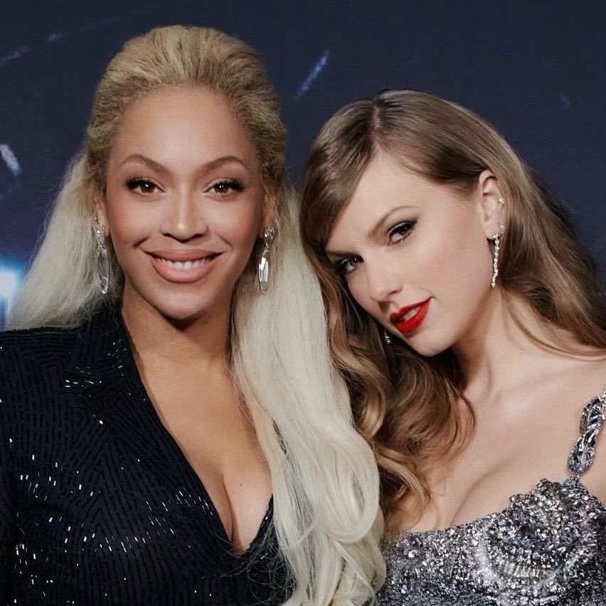 beepopofc's tweet photo. A MAIOR AMIZADE DO POP! 🫶 Uma fonte próxima de Taylor Swift contou ao Daily Mail alguns detalhes sobre a amizade da cantora com a Beyoncé:

“Taylor e Beyoncé têm conversado muito desde que Beyoncé a surpreendeu na estreia do filme The Eras Tour. 

Elas pareceriam amigas improváveis, mas as duas realmente se entendem. Em um mundo de imitadores e aspirantes, ambas estão no topo do jogo.

Beyoncé consolidou um lugar tão especial no coração de Taylor em 2009, quando ela respondeu o Kanye.

Na época, Taylor não era a potência que é hoje. Foi uma demonstração de quem Beyoncé realmente é e desde aquele momento as duas comemoram o sucesso uma da outra. A música delas é muito diferente. Seus fãs são muito diferentes e suas vidas são muito diferentes.

Mas uma coisa com a qual ambas podem se identificar é que são mestres em seu ofício. Não há nada que Taylor não faria por Beyoncé, e ela lutará por essa mulher até o dia em que ela morrer.”