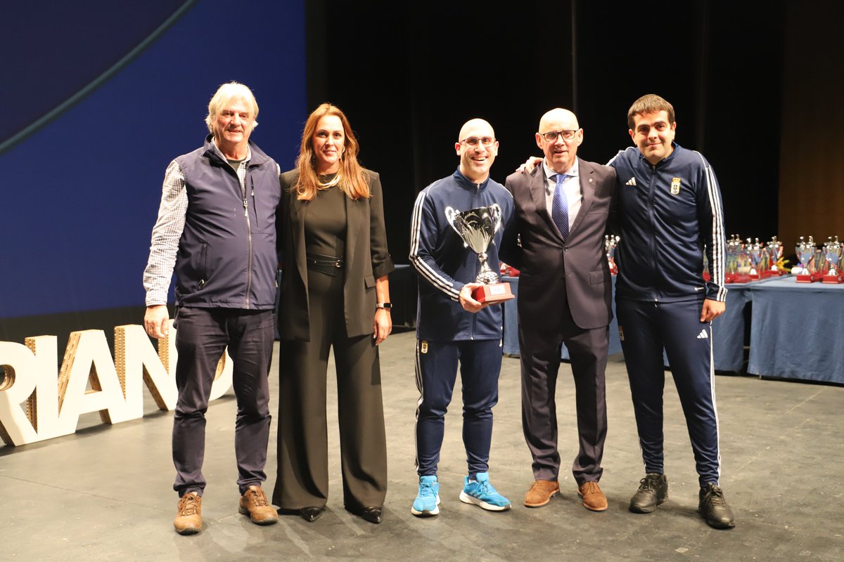 asturfutbol's tweet photo. ⒼⒶⓁⒶ ⒹⒺⓁ ⒻⓊⓉⒷⓄⓁ ⒶⓈⓉⓊⓇⒾⒶⓃⓄ ②⓪②③

👏👏 Reconocimientos para los primeros triunfadores en la 𝕃𝕀𝔾𝔸 + ℙ𝔼𝕃𝔸𝕐𝕆 ℕ𝕆𝕍𝕆 @RealOviedo y @Urracacf_Posada, entregando los trofeos, Juan Novo https://t.co/ukMklUYPQF