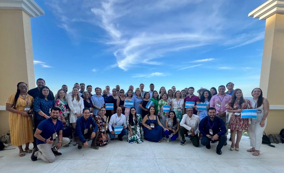 CCICHN's tweet image. La CCIC participó en la 8ª edición del FLII, por primera vez realizado en #Roatán, #Honduras. 
Carla Pantoja, Gte Gral de la CCIC junto a Vanessa Rodríguez, Gte de Desarrollo Empresarial, acudieron al importante encuentro.  #FLIICAC #InversiónDeimpacto 1/3