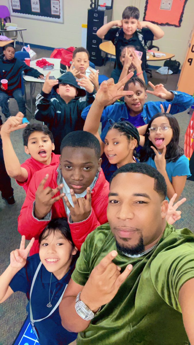 Iamdeandre_'s tweet photo. On the second day of our 12 days of Christmas, their teacher surprised them with a delightful gift - a movie, some popcorn, and a refreshing cold drink!
#FunTeacher #December
@PES_Spring @FloralbaReyna @SpringISD @MsOmotayo @_RHennessey @SpringISD_Super https://t.co/2MidZJ5PSU