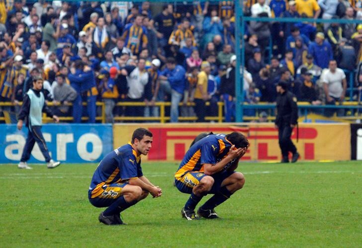 enemigodelsilen's tweet photo. Descender es la desgracia deportiva más triste del mundo. El que te lo niega, miente.

Y ahí van ellos, con cuatro descensos en su escudo creyéndose grandes. https://t.co/Jsz4n23zPv