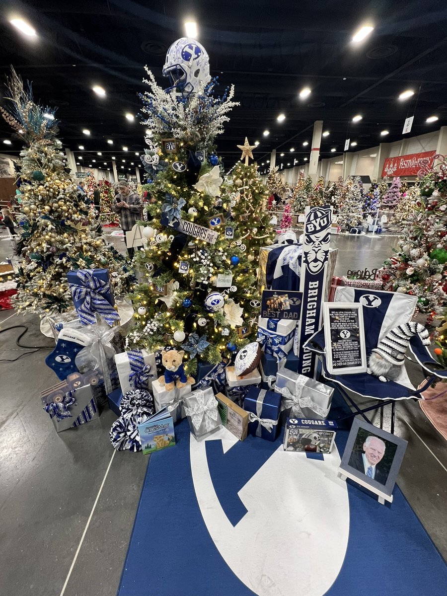 TrueBlueBYU1984's tweet image. Best tree here #FestivalOfTrees #GoCougs 🤙🏾 🎄
