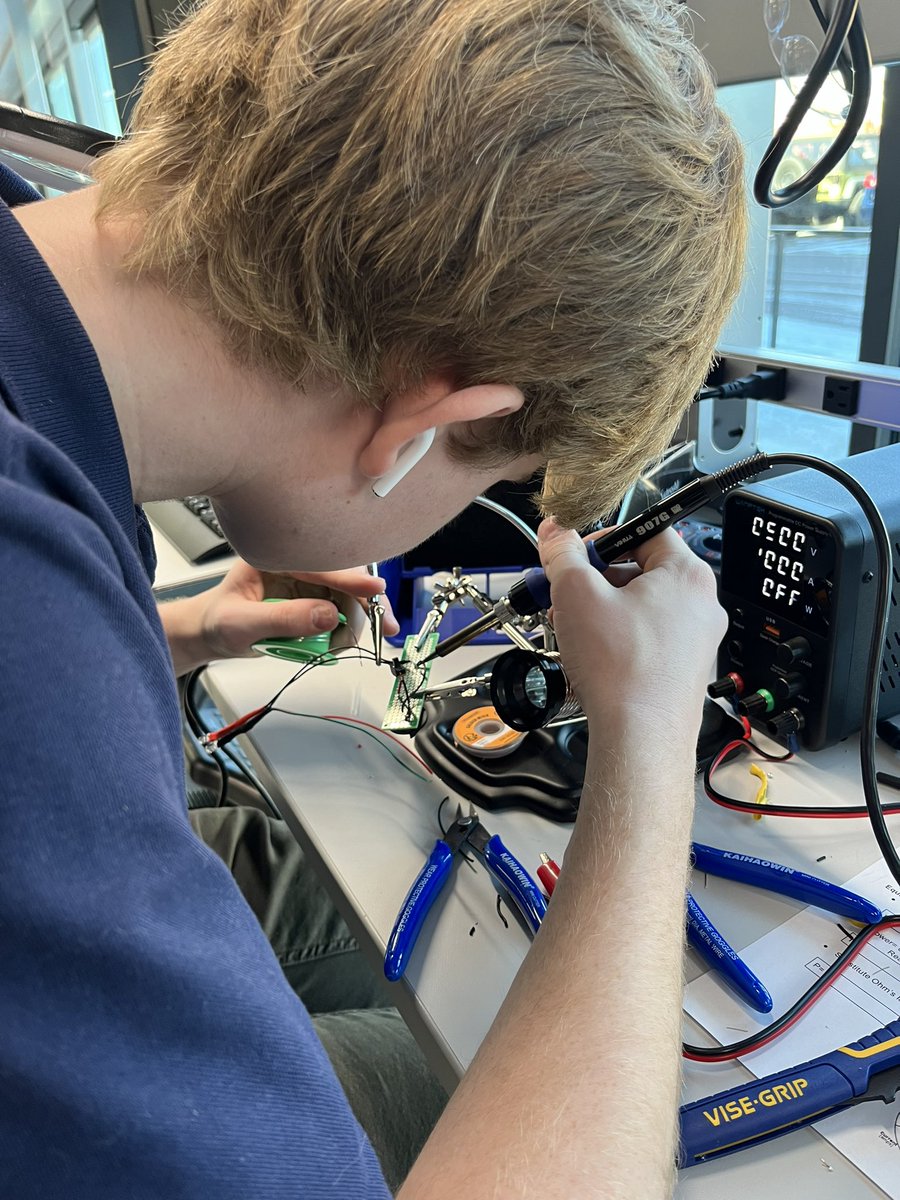 EPICCampusLPS's tweet image. Electronics students were soldering LED key chains. Students learned how to physically connect electrical components that will emit light. #futureelectricalengineer #itsEPIC #youbelonghere #shocking #ourlearningsonfire