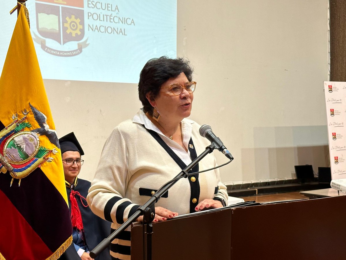 EPNEcuador's tweet photo. 🎓#GradosEPN | La Dra. @FlorinellaM, rectora de la #EPN, resaltó: "Ser sabio es contar siempre con la respuesta adecuada, saber ser feliz, bondadoso, sincero y decir la verdad (...) Ya han recorrido un camino importante y, en esa trayectoria, existe algo auténtico: ustedes eligieron estudiar en la mejor universidad pública del país".
#OrgulloPolitécnico🦉