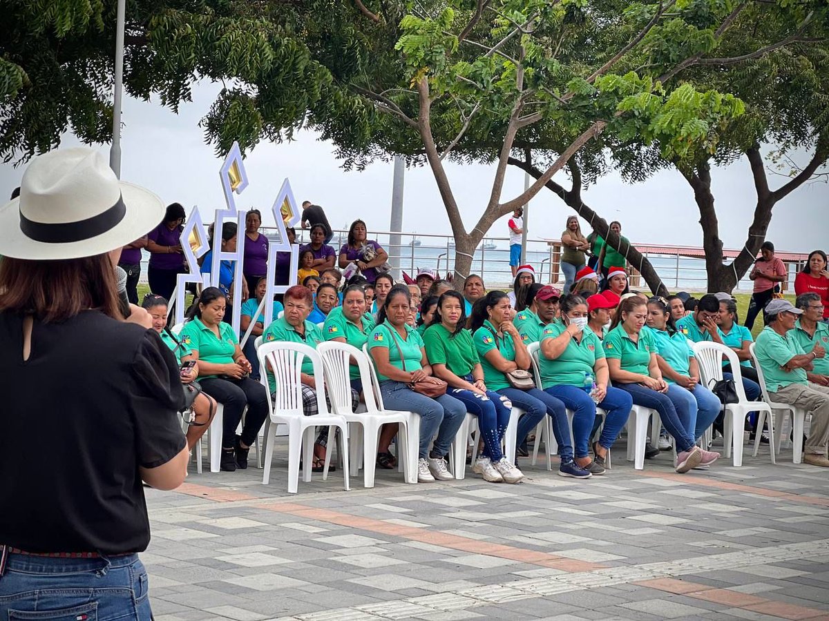 DHumanoEc's tweet photo. En #Manta se realizó la feria inclusiva navideña en conmemoración al #DíaDeLasPersonasConDiscapacidad donde participaron más de 50 emprendedoras y emprendedores del #MIES.
#ElNuevoEcuador busca que los grupos de atención prioritaria tengan una mejor calidad de vida. https://t.co/7w58WILvpP