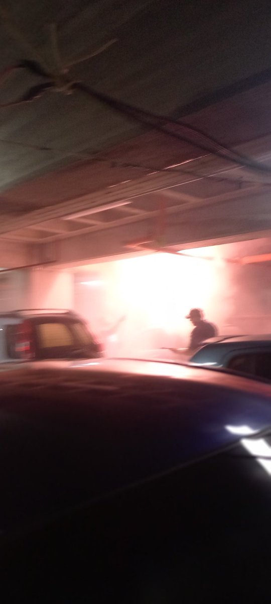 gmartin1961's tweet photo. Corto circuito en el sótano del estacionamiento del nuevo local de Mundo Total en La Trinidad.
A las 06:20pm 01/dic/2023.
Dia de la inauguración. https://t.co/2d8Ao0AXdX