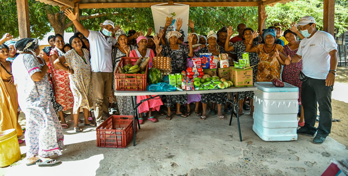 ADR_Colombia's tweet photo. ¡Seguimos trabajando por y para #LaGuajira! 
Hoy llegamos a la comunidad de Parenska, en el municipio de Manaure, donde entregamos alimentos para 45 familias Wayuú, 225 adultos y 180 niños, quienes recibirán un aporte nutricional del 35%. https://t.co/PwfTiA58st