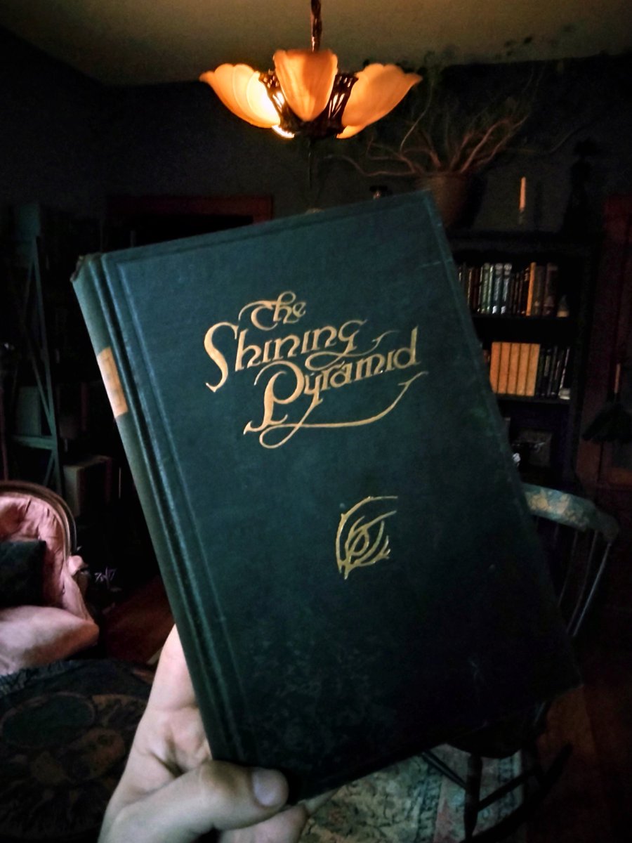 Weird_Friction's tweet image. The Shining Pyramid by Arthur Machen, published by Covici-McGee in 1923.
Limited to 850 numbered copies.
A selection of Machen's tales &amp;amp; essays for the US market.
This unofficial edition was produced by journalist, Weird Fiction advocate, &amp;amp; friend of Machen, Vincent Starrett.
1/4