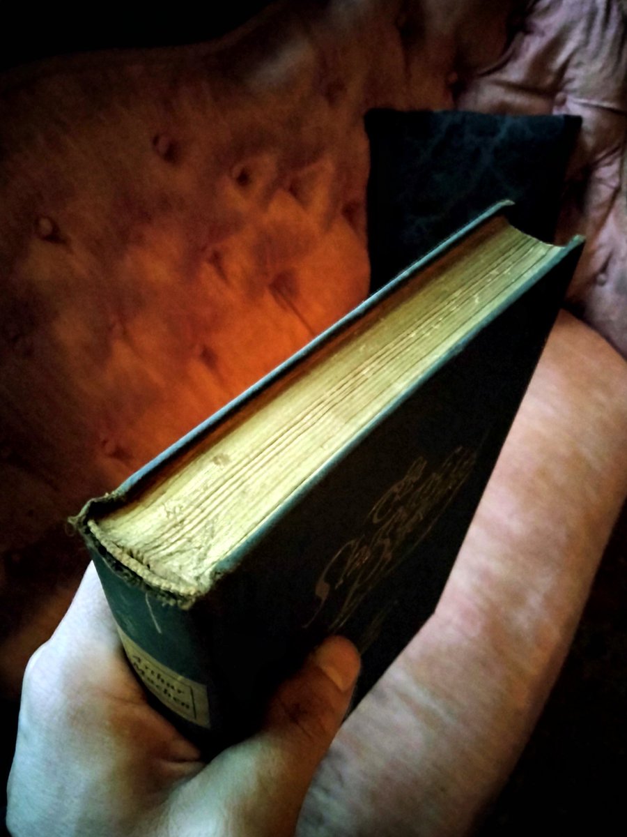 Weird_Friction's tweet image. The Shining Pyramid by Arthur Machen, published by Covici-McGee in 1923.
Limited to 850 numbered copies.
A selection of Machen's tales &amp;amp; essays for the US market.
This unofficial edition was produced by journalist, Weird Fiction advocate, &amp;amp; friend of Machen, Vincent Starrett.
1/4