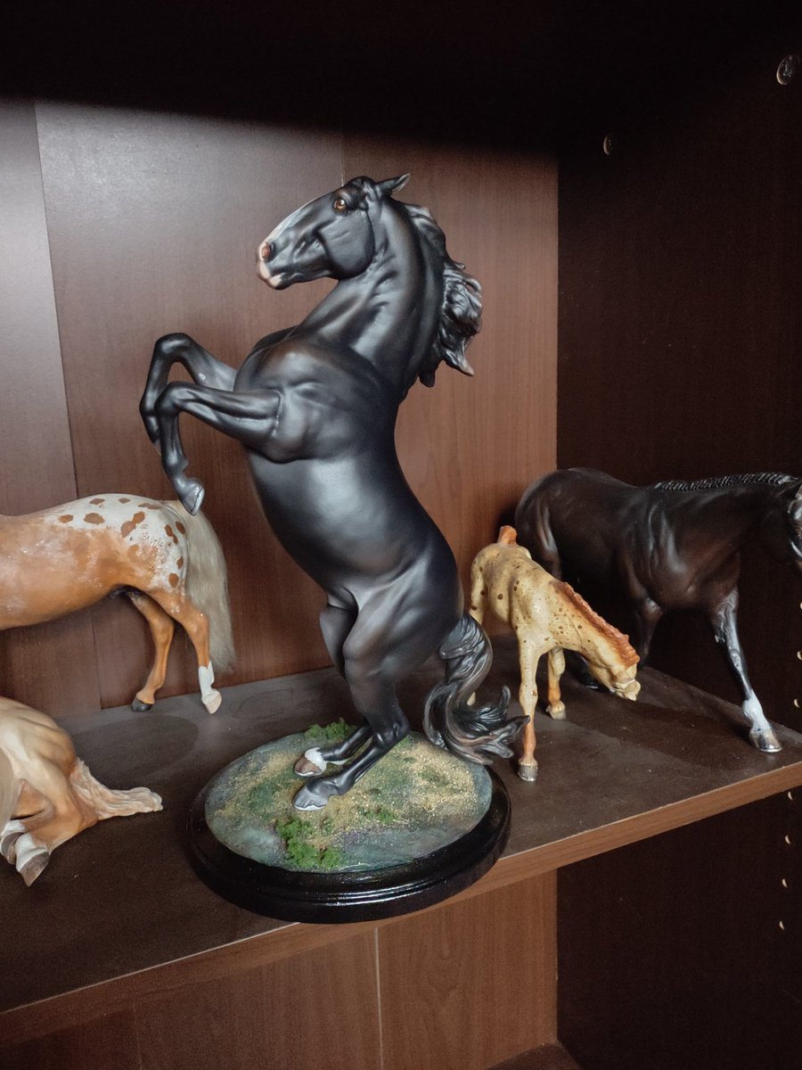jenndanza's tweet photo. If he doesn't sell this weekend I won't be disappointed. I need a dozen of these bad boys on my workbench to paint. #breyer #breyercustom #modelhorsesoftwitter #horseart #animalportraits https://t.co/vlQUz6o32P