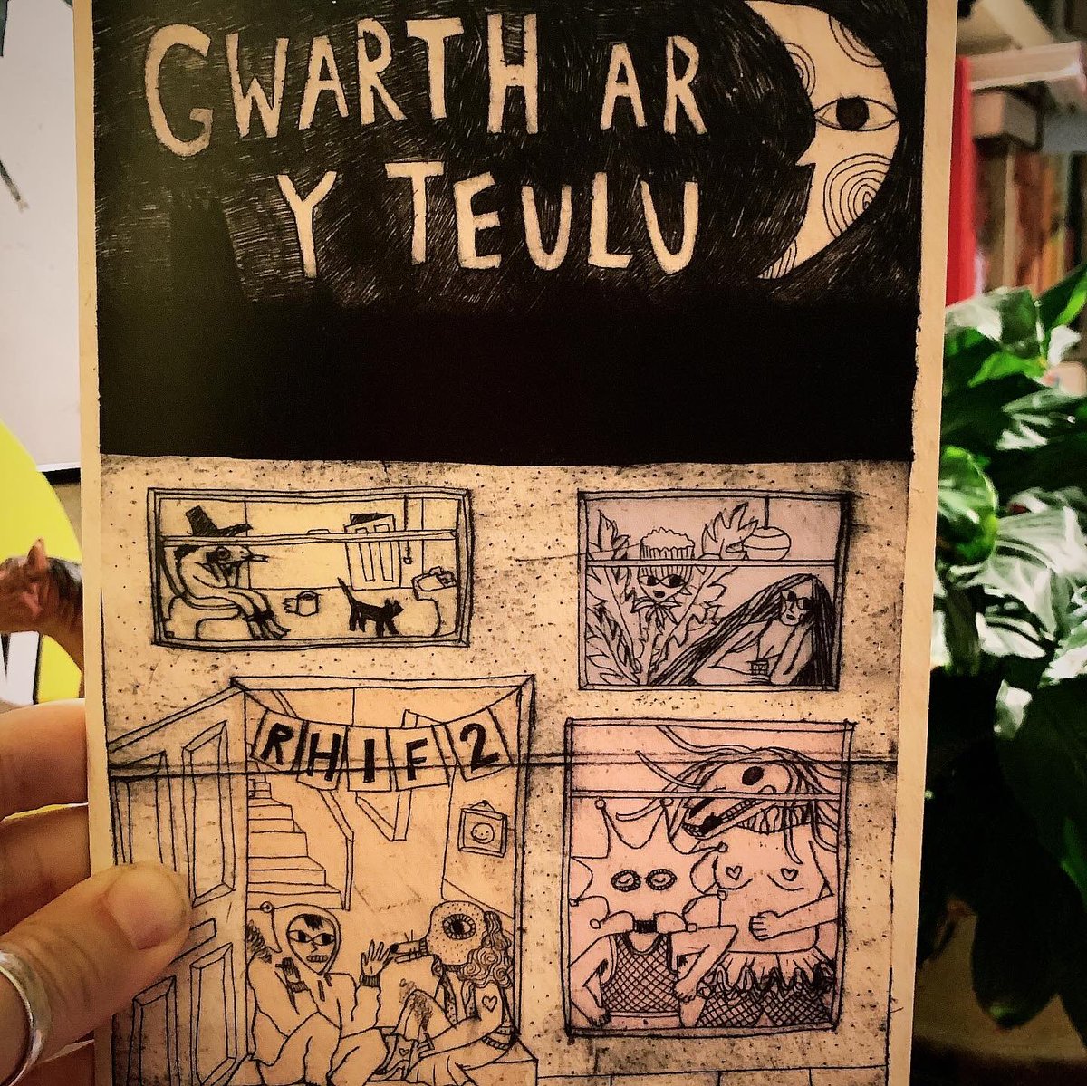 Afiach_DIY's tweet photo. Gwarth ar y Teulu rhif dau allan heddiw ac yn lawnsio IRL yn @DyddiauDu yfory yng Nghaerdydd! Dewch draw neu prynnwch gopi o https://t.co/ye7PaqyoRh https://t.co/TDP8WENteX