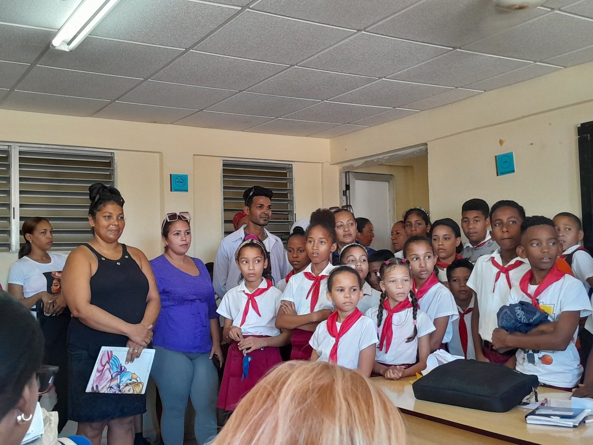 feupalmasoriano's tweet photo. La Escuela "Rosendo Labrada" realiza un asalto sorpresa al Policlínico Norte "Oscar Ortega" como parte de las actividades por el próximo 3 de diciembre Día de la Medicina Latinoamericana 🥼

#101AñosEnRevolución 
#SomosFEU 
#PalmaSoriano 
#SantiagoDeCuba
#UCM_SC https://t.co/zTudO4JVHJ