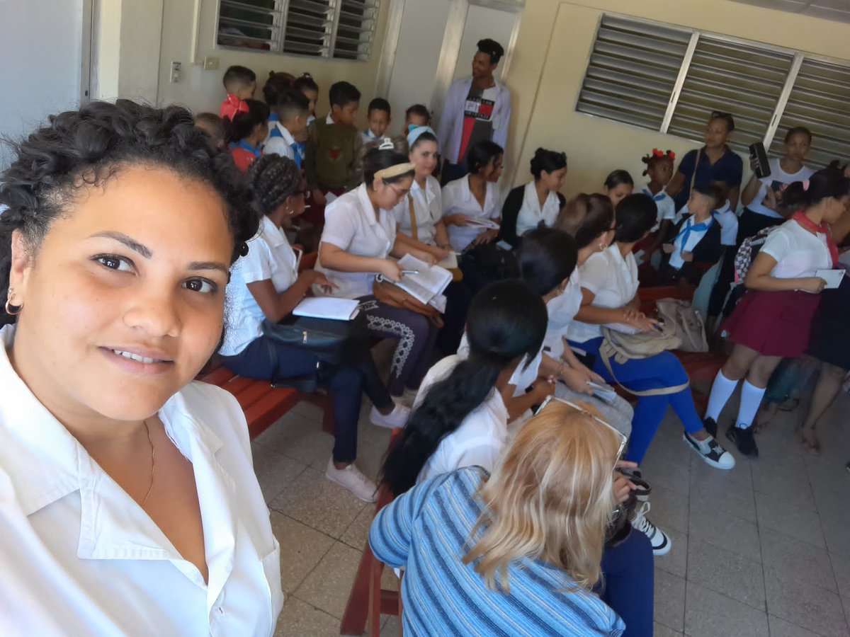 feupalmasoriano's tweet photo. La Escuela "Rosendo Labrada" realiza un asalto sorpresa al Policlínico Norte "Oscar Ortega" como parte de las actividades por el próximo 3 de diciembre Día de la Medicina Latinoamericana 🥼

#101AñosEnRevolución 
#SomosFEU 
#PalmaSoriano 
#SantiagoDeCuba
#UCM_SC https://t.co/zTudO4JVHJ