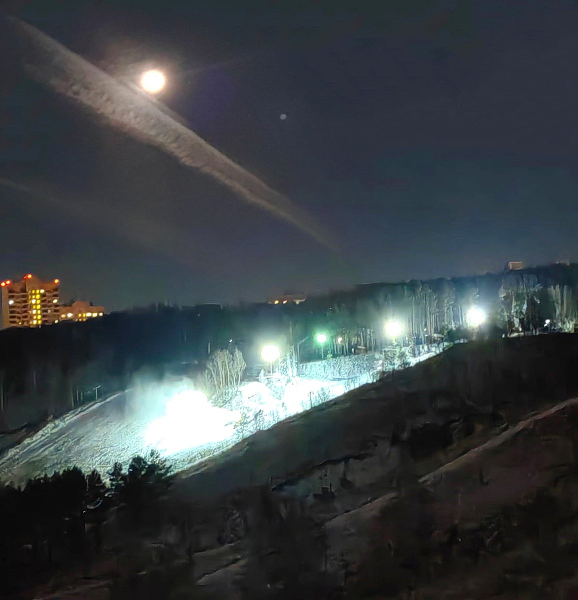 BODE777's tweet photo. Вот как так...? Сибирь,место силы снега)), а снега нет.  Сибирью. Ну вот он вроде начал сыпать. МЫ все любители сноуборда и горных лыж с нетерпением ждем. Свои, именно свои бороздить. А у нас даже чат https://t.co/oQIvYz4smO 
Хотите пообщяться с сибирскими фанатами ?
😉😉👋 https://t.co/CwFbrf0VGr