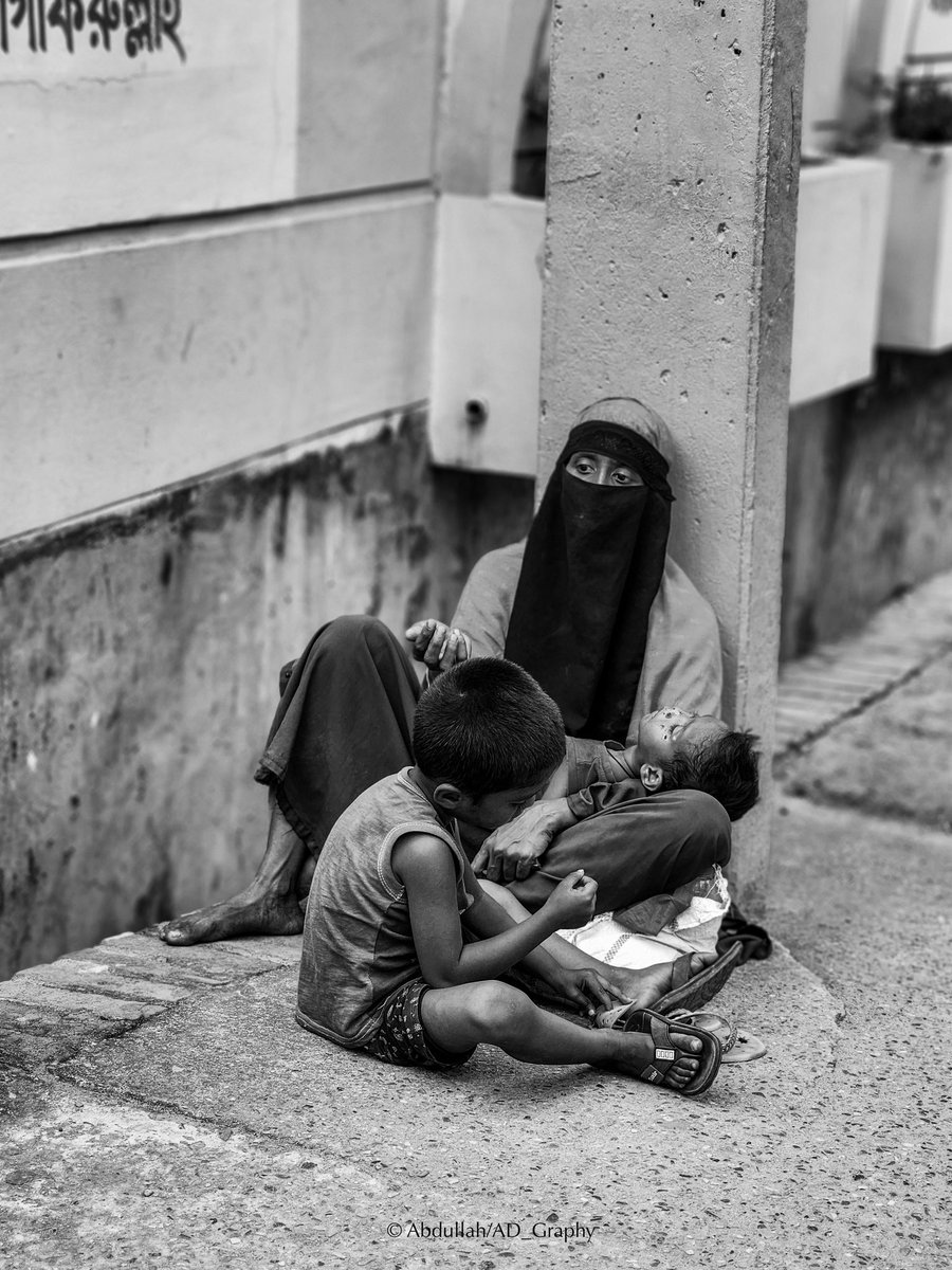 Abdulla_AH7's tweet photo. Amina, a 35 yrs old &amp; mother of two, was found begging around CBX. She said, “I don’t have anyone to support me with these 2 kids while we are facing a food crisis in the camp. I beg from the people so that I can survive myself and make sure these children survive too.” 1/4 https://t.co/53ovcOO70f