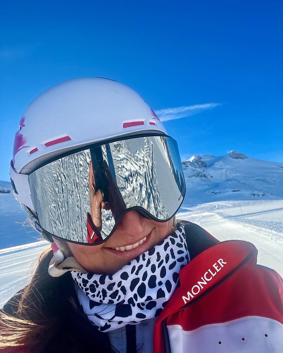 MargotBailet's tweet photo. La saison est lancée 💙❄️
Reprise du ski &amp; du coaching cette semaine à Tignes avec le DEUST de Lyon …
Ça fait du bien d’être de retour sur les planches 🤩

#whiteparadise #passion #ski #transmission #snow #deust #naturelovers #vola #salomon #rougelegende https://t.co/WYA6ooLu33