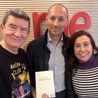 Nacha Pop, los Jam, Los Secretos, Mamá, Psychedelic Furs y Gabinete Caligari.

Buena música, la que puso <a href="/laurapardo_y/">Laura Pardo</a> en <a href="/entredos_luces/">Omnívoros E2L</a> para hablar de la novela de <a href="/VicColden/">Víctor Colden</a> #TuSonrisaSinTemblar (<a href="/PreTextosLibros/">Pre-Textos</a>):

rtve.es/play/audios/en…

¡La novela de mi adolescencia, oiga!