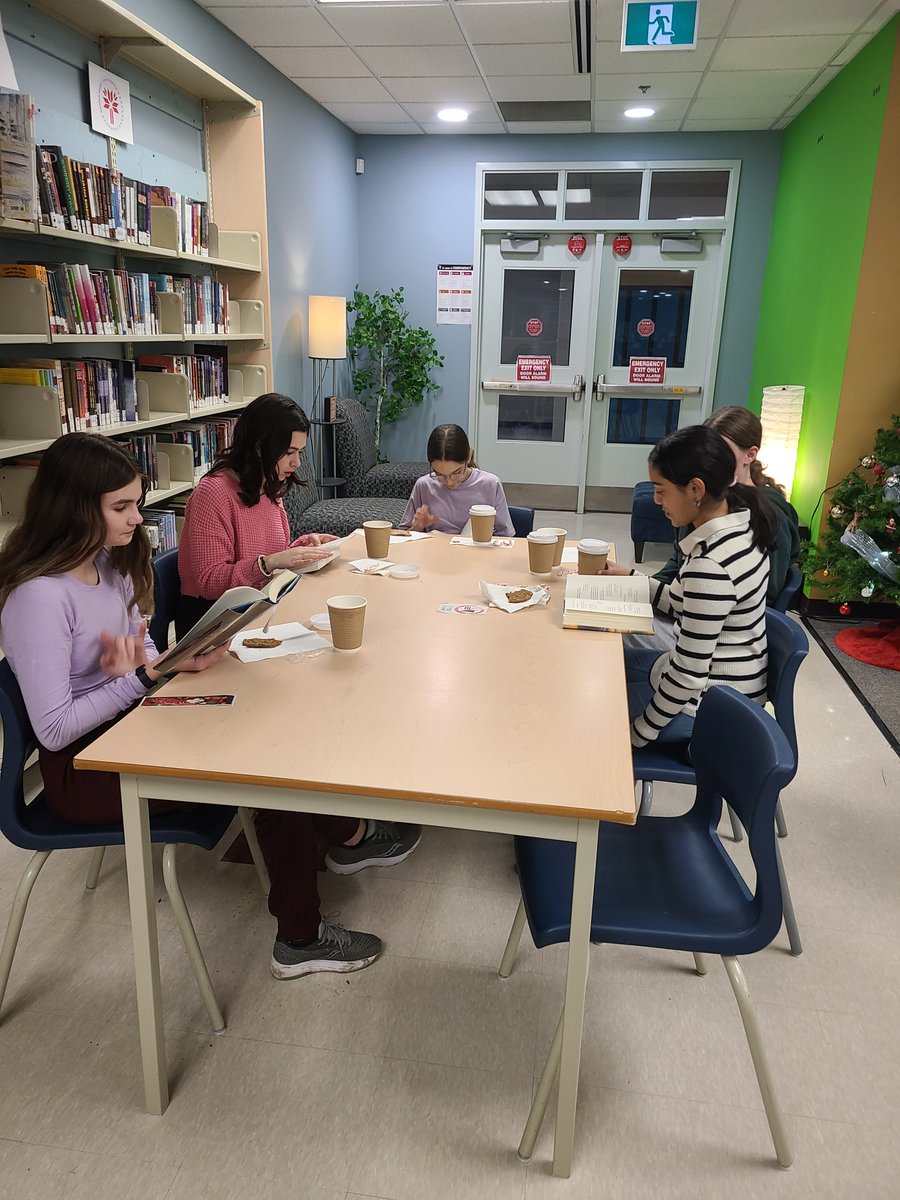 StJoes_LC's tweet photo. And now the Grade 8's have their turn! #Stopdropandread https://t.co/4yohuPqujx