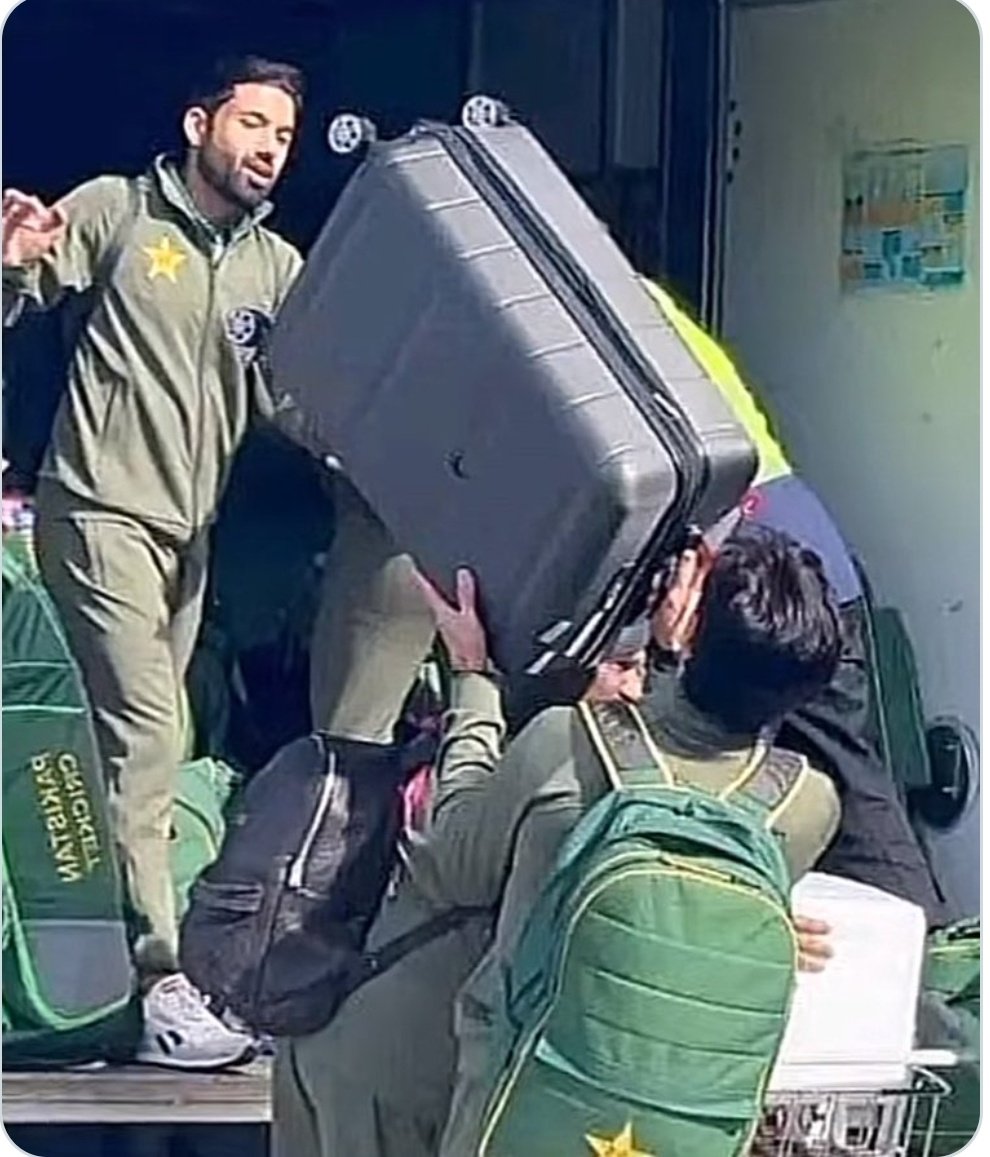 BIG NEWS -  No official from the Pakistan embassy or Australia was present to receive the Pakistani cricket team at Sydney airport in Australia. 
PAKISTAN'S INTERNATIONAL INSULT🔥🔥

As a result, Players from Pakistan were compelled to load their luggage onto the truck 😂 Pak