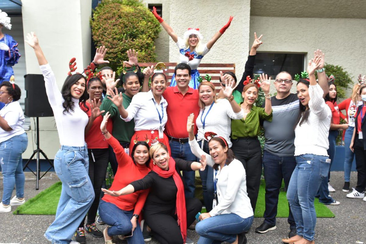 warnaudbisono's tweet photo. En medio de sonrisas, hoy damos la bienvenida a la Navidad como equipo.¡Feliz Navidad! https://t.co/Wd5qHPVTHl