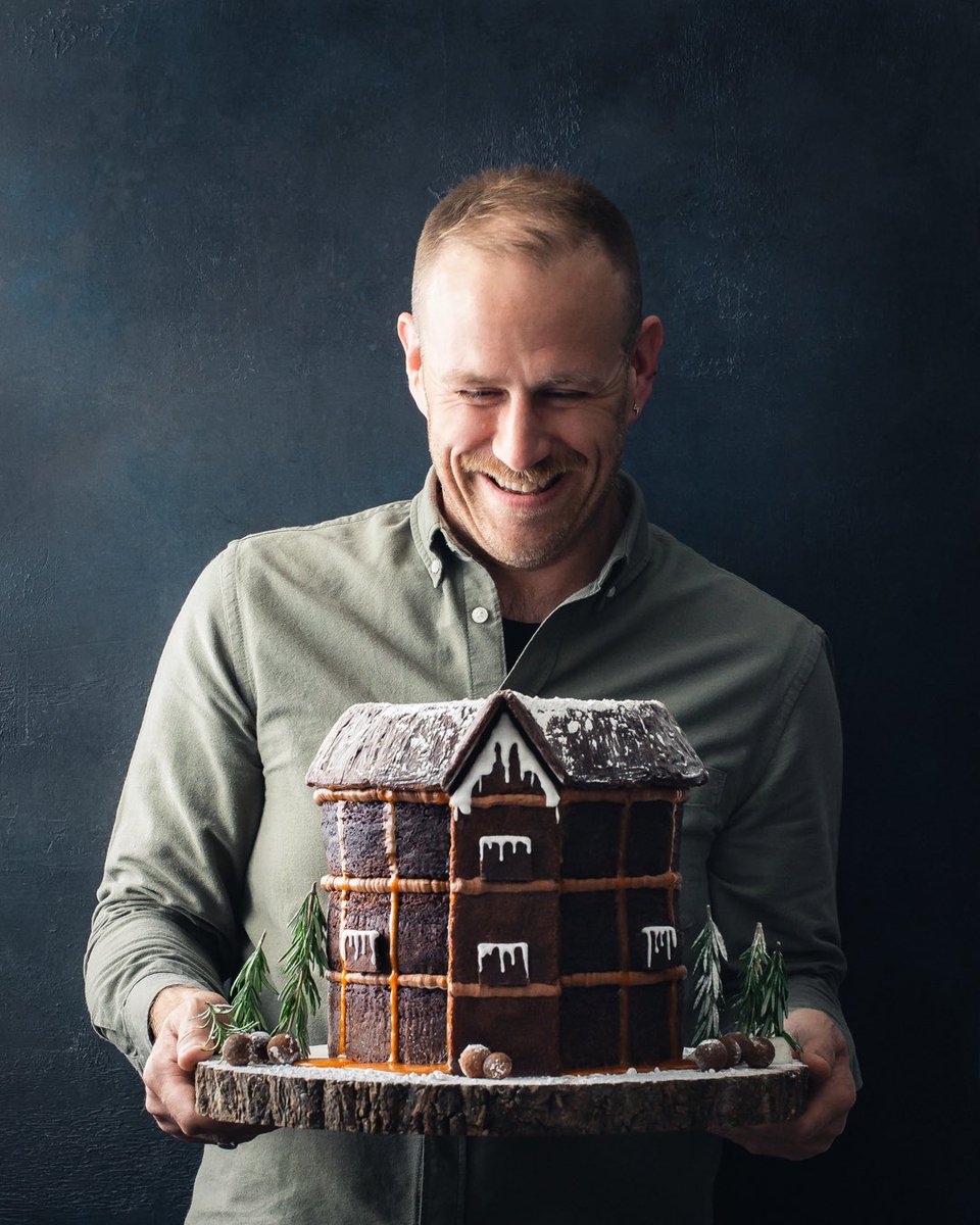 My proudest creation this year was to celebrate Hansel and Gretel @The_Globe this December and January. Layers of dark ginger and Guinness cake made the iconic theatre appear dark and mystical for this grim tale ⭕️