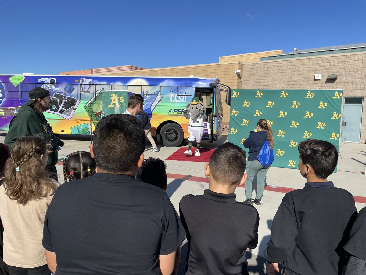 ClarkCountySch's tweet photo. A fun day for the students at Ruben P. Diaz Elementary School. The @Athletics and @CCSDEngage teamed up for a #12DaysofRecognition event that provided students with books and some A’s gear. https://t.co/E8e7AzUjnl