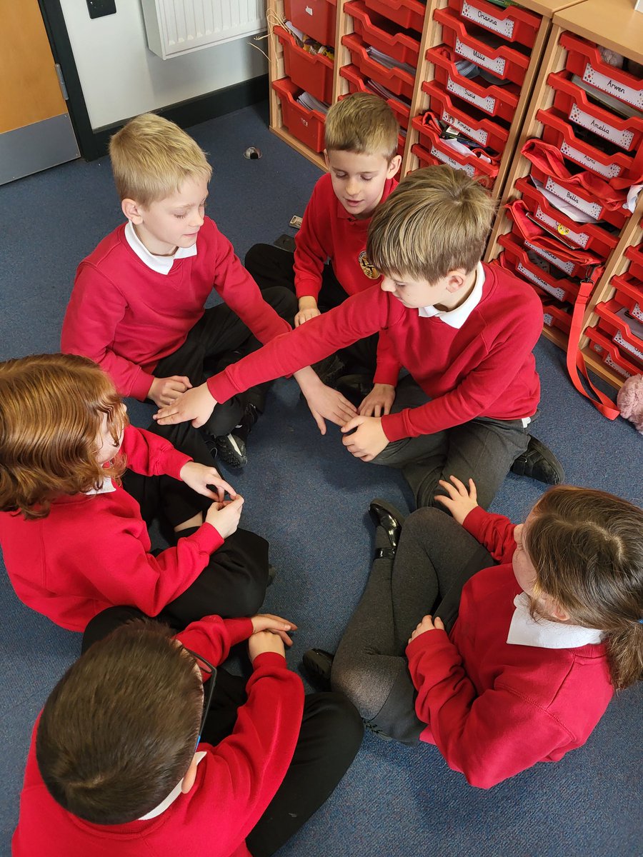 GCPYEAR4's tweet photo. Today we had our Computing Day and learnt all about how the Internet works, including network switches and routers and how to keep our information safe. @PrimaryGreat #gccomputing https://t.co/QSu987tUjs