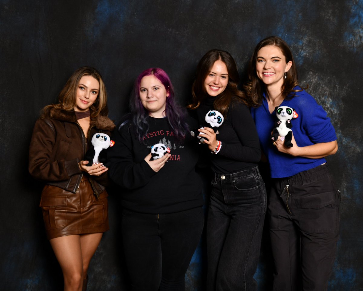 thrillersdupri's tweet photo. freaking out. got my panda promise op and gave my girls their pandas 🥹🐼 #IWFF https://t.co/vwQ8Ted7mu