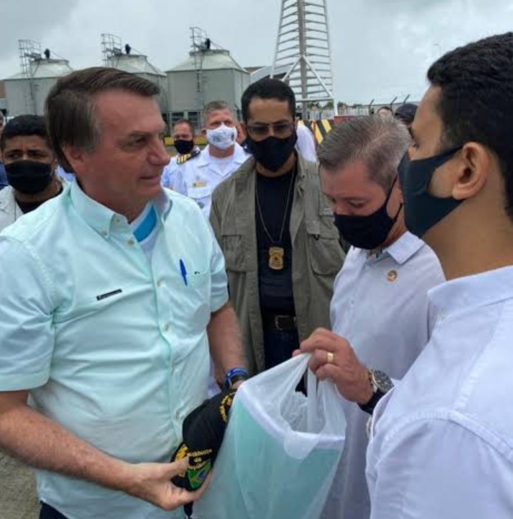 JoaquinTeixeira's tweet photo. Presidente Jair Bolsonaro já está em Maceió para dar apoio a cidade que está afundando. Enquanto isso tem "líder" passeando com a esposa em Dubai. https://t.co/3Wzd8wTAA0