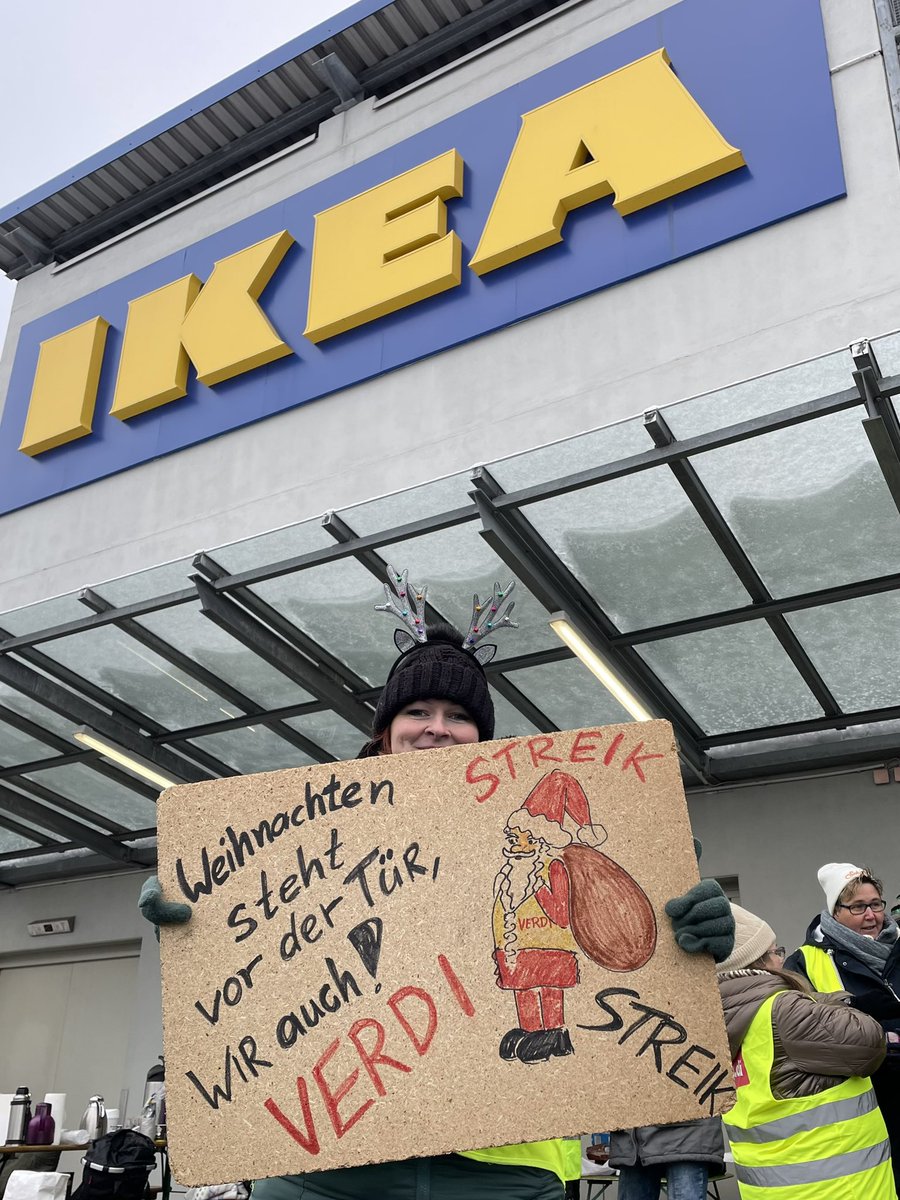 MizginCiftci1's tweet photo. ❄️👊🏼 Sieben Monate Verhandlungen und noch immer keine Tarifsteigerung. So kaltherzig sind nur die Arbeitgeber im Handel. Wir kämpfen weiter für gerechte Löhne und Gehälter – wenn’s sein muss auch an #Weihnachten! #ikea #verdi #streik https://t.co/jaUocUhJrW